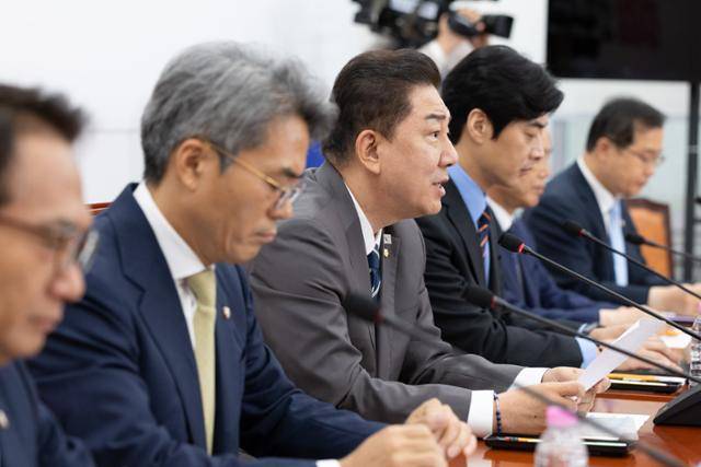 김병기 더불어민주당 당대표 직무대행 겸 원내대표가 지난 7일 서울 여의도 국회에서 열린 정치검찰 조작기소대응TF 발대식에서 모두 발언을 하고 있다. 뉴스1
