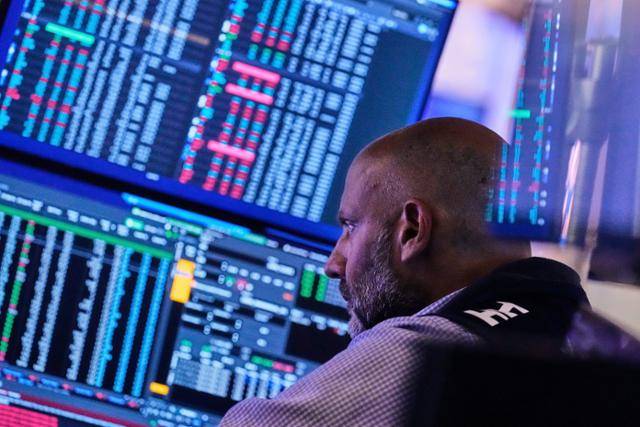 8일 뉴욕 증권거래소에서 트레이더가 증시 현황을 모니터링하고 있다. 뉴욕=AP 연합뉴스