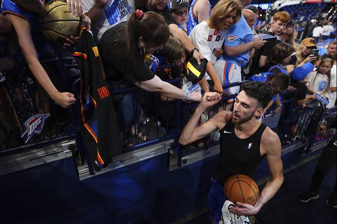 <yonhap photo-3892="">NBA 오클라호마시티 썬더의 핵심 자원인 쳇 홈그렌. [AP=연합뉴스]</yonhap>