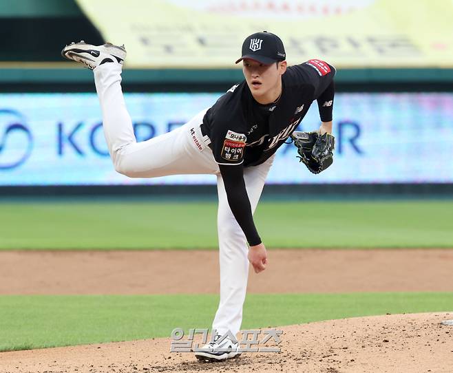 8일 오후 인천 SSG 랜더스필드에서 열린 2025 프로야구 KT 와 SSG경기. KT 선발 배제성이 역투하고 있다. 인천=정시종 기자 capa@edaily.co.kr /2025.07.08.