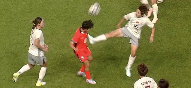 지소연이 지난 9일 중국과 동아시안컵 1차전에서 리우징에게 쿵푸킥을 맞는 모습. 사진=쿠팡플레이 중계 캡처