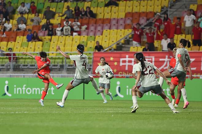 <yonhap photo-5953=""> 동점골 넣는 지소연 (수원=연합뉴스) 윤동진 기자 = 9일 수원월드컵경기장에서 열린 2025 동아시아축구연맹(EAFF) E-1 챔피언십(동아시안컵) 여자부 대한민국 대 중국 경기. 한국 지소연이 동점골을 넣고 있다. 2025.7.9 mon@yna.co.kr/2025-07-09 22:05:36/ <저작권자 ⓒ 1980-2025 ㈜연합뉴스. 무단 전재 재배포 금지, AI 학습 및 활용 금지></yonhap>