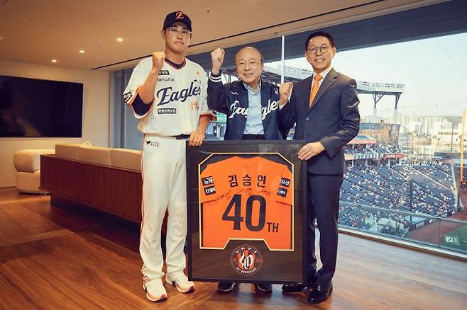 <yonhap photo-2638=""> 한화 이글스 홈구장 방문한 김승연 한화그룹 회장이 주장 채은성(왼쪽), 박종태 이글스 대표이사와 기념 촬영을 하고 있다. 한화 제공</yonhap>