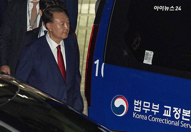 12.3 비상계엄 사태 관련 내란 혐의를 받는 윤석열 전 대통령이 9일 서울 서초구 서울중앙지방법원에서 구속 전 피의자 심문(영장실질심사)을 마치고 대기 장소인 서울구치소로 이동하고 있다. [사진=사진공동취재단]