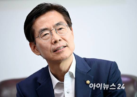 조경태 국민의힘 의원이 9일 서울 여의도 국회의원회관에서 아이뉴스24와 인터뷰를 하고 있다.  [사진=곽영래 기자]