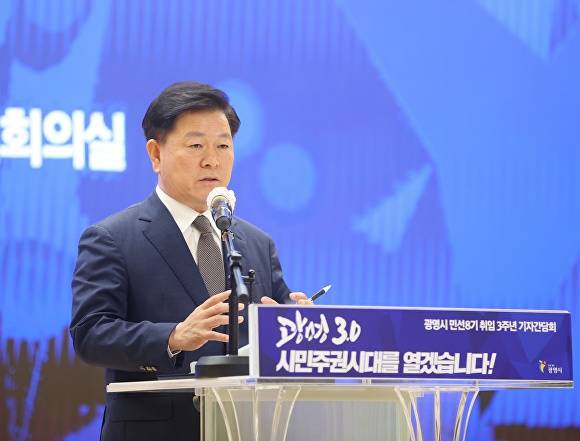 박승원 시장이 10일 시청 대회의실에서 열린 민선 8기 취임 3주년 기자간담회에서 광명3.0 시민주권시대에 대해 설명하고 있다. [사진=광명시]