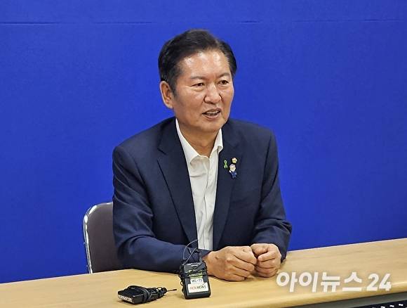 더불어민주당 당 대표 선거에 출마한 정청래 의원이 10일 민주당 충북도당 대회의실에서 광역기초의원·핵심당원 간담회를 하고 있다. [ 사진=표윤지 기자]