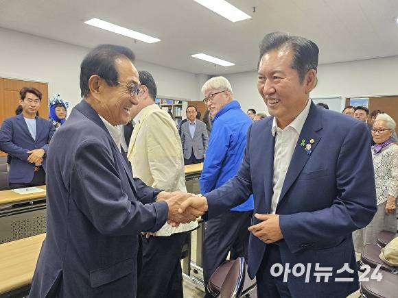 정청래 의원(오른쪽)이 10일 더불어민주당 충북도당 대회의실에서 열린 광역기초의원·핵심당원 간담회에 참석해 당원들과 악수하고 있다. [사진=표윤지 기자]