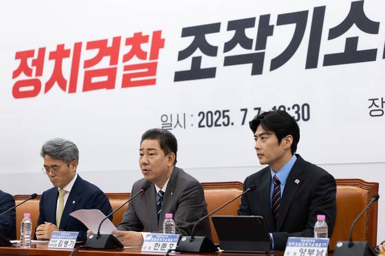 김병기 더불어민주당 당대표 직무대행 겸 원내대표(가운데)가 지난 7일 서울 여의도 국회에서 열린 정치검찰 조작기소대응TF 발대식에 김기표 더불어민주당 의원(왼쪽), 한준호 단장과 함께 참석해 모두 발언을 하고 있다. 뉴스1