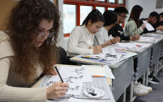 지난 4월 부산 사상구 동서대 외국어교육원에서 외국인 유학생들이 한글 손 글씨(쓰기) 체험을 하고 있다. 연합뉴스