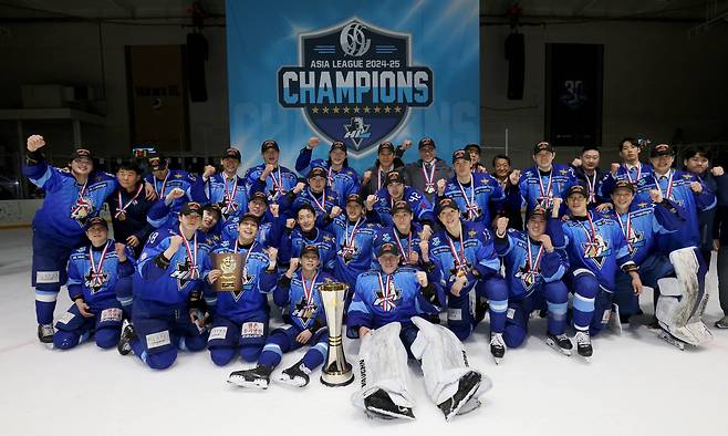 아시아리그 9번째 우승을 차지한 아이스하키 HL 안양 선수단. [사진 HL 안양]