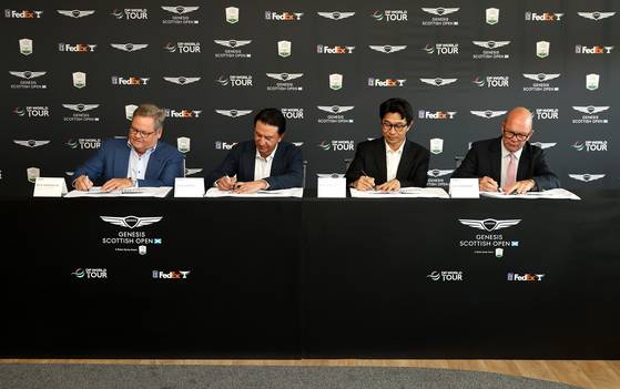 릭 앤더슨 PGA투어 최고 커머셜 책임자, 호세 무뇨스 현대차 최고경영자 사장, 송민규 제네시스사업본부장 부사장, 가이 키닝스 DP 월드투어 최고경영자(왼쪽부터)가 후원 계약에 서명하는 모습. 사진 현대차그룹