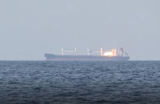 9일 후티가 공개한 영상에서 라이베리아 국적 벌크선 이터니티 C호가 홍해에서 공격을 받는 모습이 담겨 있다. EPA=연합뉴스