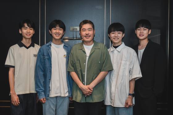 왼쪽부터 영준 역할의 최우록 배우, 반장 석호 역할의 정준 배우, 장병기 감독, 기준 역할의 이재준 배우, 영문 역할의 최현진 배우. 감독은 미성년 배우들을 영화에 출연시키는 것이 처음이었다. 사진 엣나인필름