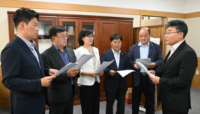 ▲ 9일 도의회 상임위에서 열린 안전건설위원회(위원장 최규만) 업무보고에 앞서 전재섭 도 재난안전실장이 폭염·가뭄 피해 상황을 설명하고 있다.  서영 기자