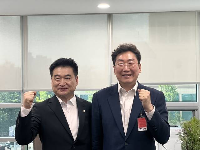 ▲ 원강수 원주시장이 최근 최혁진(비례) 국회의원을 만나 국정과제 반영을 건의한 시 핵심사업과 주요 현안 추진을 위한 지원을 요청했다.