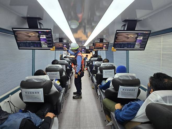 건설근로자들이 ‘찾아가는 이동 쿨쉼터’에서 휴식을 취하며 안전 영상을 시청하고 있다. 사진=포스코이앤씨