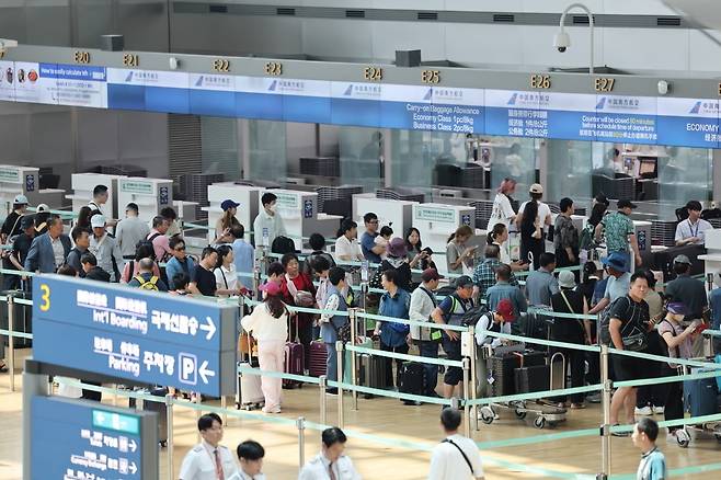 지난 6일 인천국제공항 1터미널 출국장. 연합뉴스