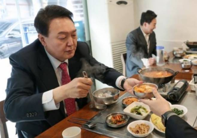 2022년 3월 16일 윤석열 전 대통령이 당선인 시절 점심 식사를 하는 모습. / 사진=뉴스1