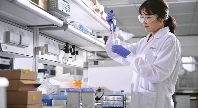 LG화학 연구원이 신약물질을 분석하고 있다.  LG화학 제공