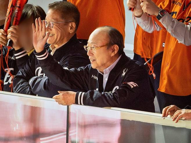 한화그룹 김승연 회장이 이글스 경기를 찾은 팬들과 인사하고 있다. 사진=한화그룹 제공