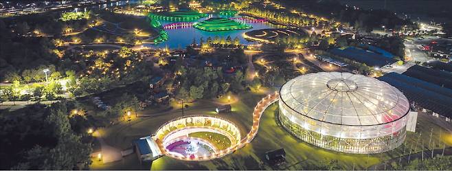 야간 개장한 순천만국가정원을 하늘에서 내려다본 모습.  순천시 제공