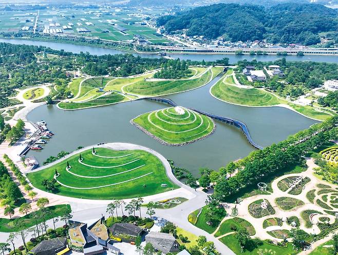 지난달 26일 전남 오천동 순천만국가정원 동원﻿을 하늘에서 내려다본 모습. 가운데 봉화언덕을 둘러싼 호수정원에 녹음이 우거져 있다.  임형택 기자