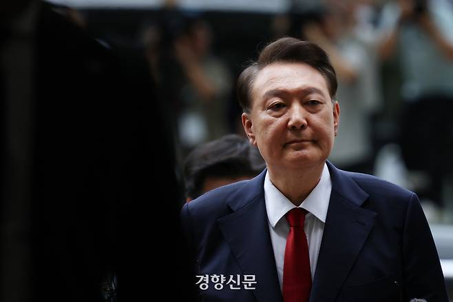 윤석열 전 대통령이 9일 오후 구속 전 피의자 심문(영장실질심사)을 받기 위해 기자들의 질문을 받으며 서울 서초구 서울중앙지법으로 들어서고 있다. 문재원 기자