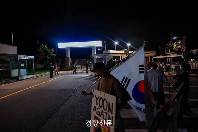 윤석열 전 대통령이 4개월 만에 재구속된 10일 경기 의왕시 서울구치소 정문 앞에 윤 전 대통령 지지자가 서 있다. 이준헌 기자