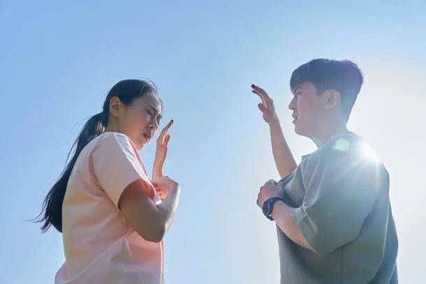 여름철 강한 자외선은 눈 건강을 위협할 수 있으므로 차단 기능이 있는 선글라스를 착용하면 도움이 된다. 게티이미지