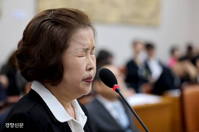 손효숙 리박스쿨 대표 “마녀사냥 당해 심신미약자 됐다” 손효숙 리박스쿨 대표가 10일 국회 교육위원회에서 열린 리박스쿨 청문회에서 의원들의 추궁이 이어지는 동안 눈을 감고 있다. 박민규 선임기자