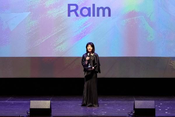 지난 8일 영화의전당 하늘연극장에서 열린 ‘제20회 부산국제어린이청소년영화제’ 개막식에서 이현정 부산국제어린이청소년영화제 집행위원장이 소감을 전하고 있다. 부산국제어린이청소년영화제 제공