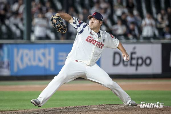 지난 9일 부산 사직구장에서 열린 두산과 3연전 두 번째 경기에서 롯데 투수 심재민이 힘껏 공을 던지고 있다. 롯데 자이언츠 제공