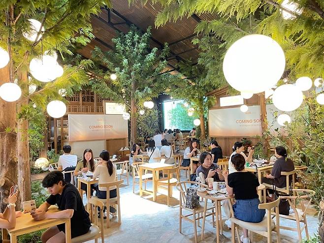 Glow Seongsu's dining zone (Hong Yoo/The Korea Herald)