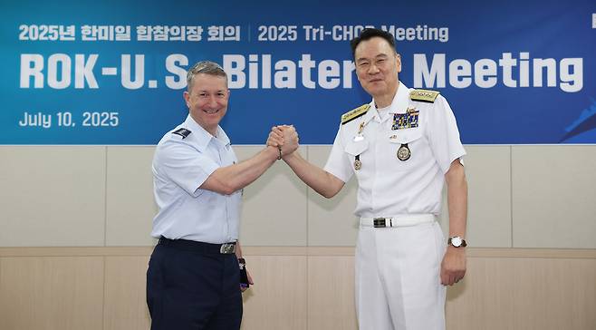 Adm. Kim Myung-soo, chairman of the South's Joint Chiefs of Staff, and his US counterpart, Gen. John Daniel Caine, pose for a photo at Seoul’s JCS headquarters on Thursday. (Joint Chiefs of Staff)