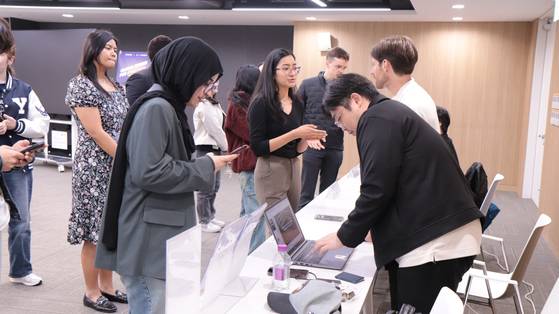 Students talk to company officials during the company briefing session on April 25. [BANKS FOUNDATION FOR YOUNG ENTREPRENEURS]