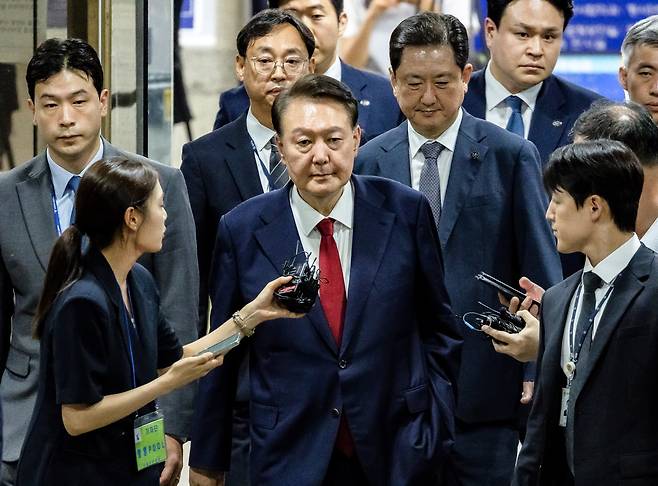 Former President Yoon Suk Yeol heads to Seoul Detention Center on July 9 after completing his second pretrial detention hearing at the Seoul Central District Court in Seocho District, southern Seoul. [JOINT PRESS CORPS]