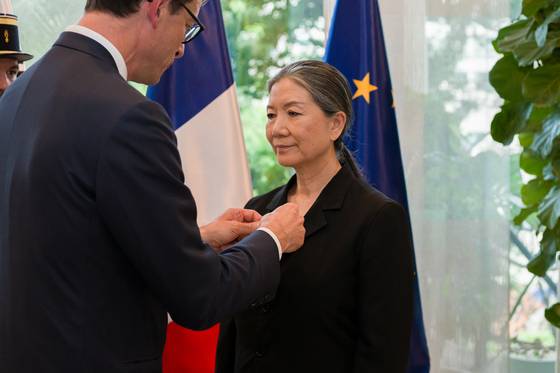 Contemporary artist Kimsooja receives the French Order of Arts and Letters at the rank of Officier during a ceremony at the French Embassy in Seoul on July 9. [KIMSOOJA STUDIO]