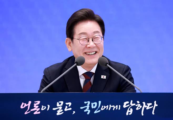 이재명 대통령이 3일 청와대 영빈관에서 열린 '대통령의 30일, 언론이 묻고 국민에게 답하다' 기자회견에서 취재진의 질문에 답하던 중 미소짓고 있다. 연합뉴스