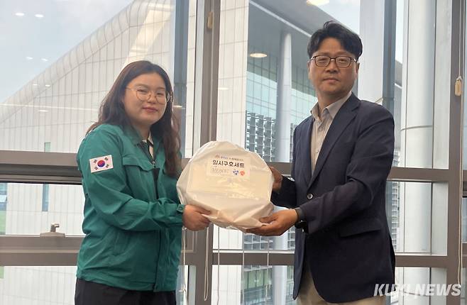 신동헌 충남도 자치안전실장이 10일 재난대비와 도민 안전 강화를 위해 제작한 '일시구호세트'를 전달하고 있다.