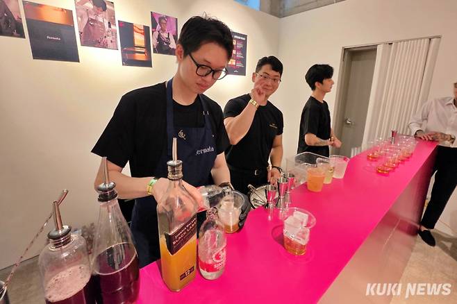 행사장 2층에 마련된 ‘조니워커 존’에서 ‘월드클래스 코리아 2021’ 우승자 양효준 바텐더가 칵테일을 제조하고 있다. 김건주 기자