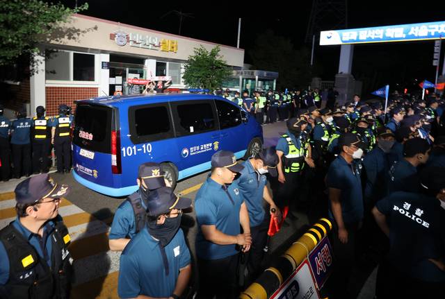 윤석열 전 대통령이 탑승한 법무부 호송차가 9일 경기도 의왕시 서울구치소로 들어가고 있다. 윤 전 대통령은 서울 서초구 서울중앙지방법원에서 열린 구속전 피의자심문(영장실질심사)을 마친 뒤 서울구치소에서 심사 결과를 기다렸다. 연합뉴스
