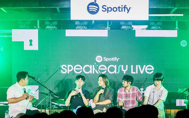 스포티파이가 지난 1일 서울 성동구 스페이스 S1에서 진행한 ‘스피키지 라이브’에서 사회자 문상훈(맨 왼쪽)과 밴드 실리카겔이 이야기를 나누고 있다. 스포티파이 제공