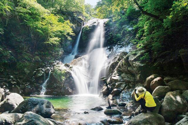 경남 함양 지리산 칠선(七仙)계곡의 ‘대륙폭포’가 힘찬 물줄기를 쏟아내고 있다.
