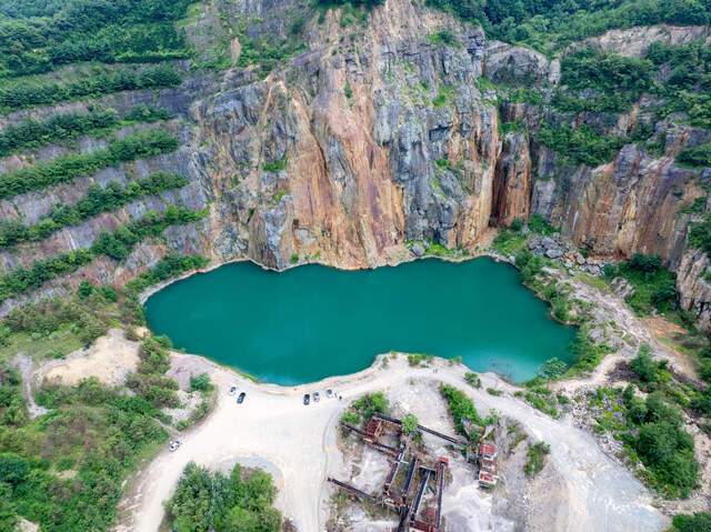 대구 달성군 가창 폐채석장의 에메랄드빛 물웅덩이가 거대한 절벽과 어우러져 이국적 풍경을 선보이고 있다. 캐나다 로키산맥의 호수를 닮았다는 입소문이 퍼지면서 ‘한국의 캐나다’라는 별칭으로 불리고 있다.