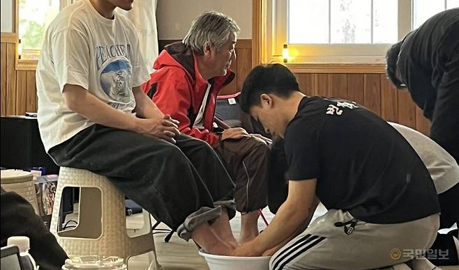 화평교회 사역자들이 지난해 8월 경기도 남양주시에서 열린 수련회에서 교인들의 발을 닦아주고 있다. 화평교회 제공