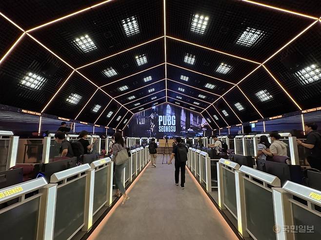 전용 PC방 ‘플레이 아레나’