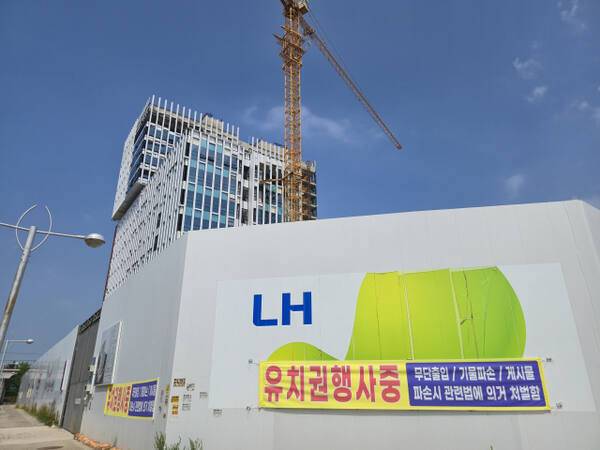 9일 안산시 한양대에리카 캠퍼스 혁신파크 내 산학연 혁신 HUB동 공사가 유치권 행사로 중단된 모습. 이진기자