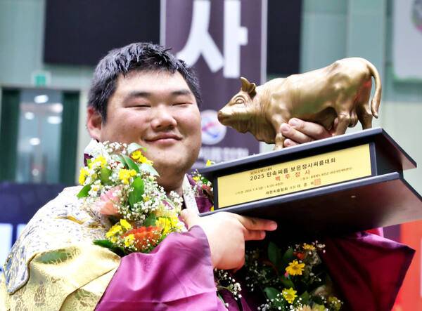 2025 보은장사씨름대회 백두급서 시즌 첫 장사에 오른 김동현(용인특례시청)이 황소트로피를 들고 미소짓고 있다. 대한씨름협회 제공