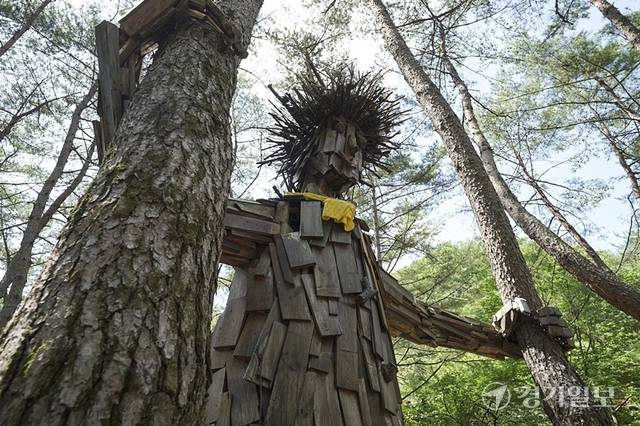 남송미술관 별관, 에코뮤지엄인 허수아비 마을의 조형 모습. 홍기웅기자